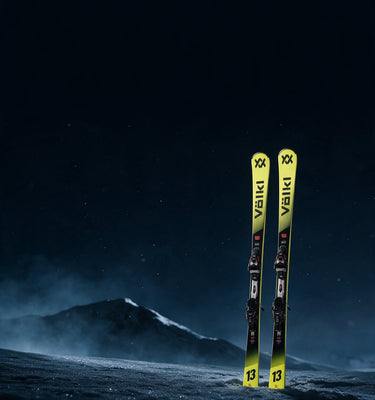 Narty Völkl Racetiger SL 2027 w śniegu nocą
